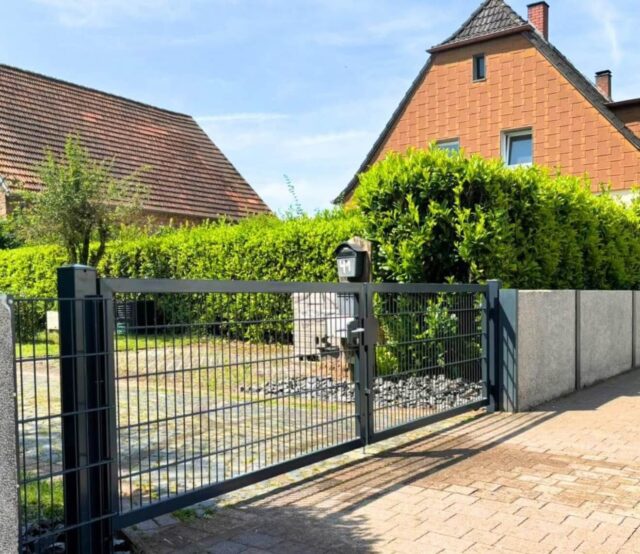 Doppelstabmattenzaun mit passendem Tor in einheitlicher Farbgebung und Design