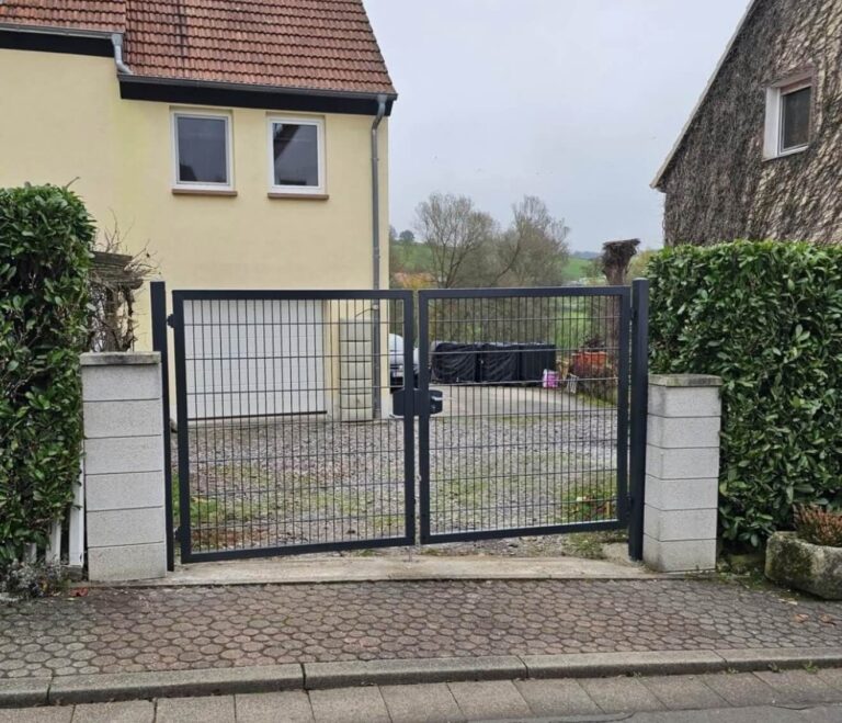 Stabiles Tor mit Stahlrahmen und robusten Scharnieren für Doppelstabmattenzaun