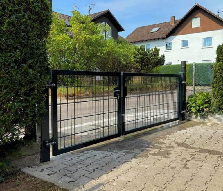 Tor für Doppelstabmattenzaun mit eingebautem Schloss für erhöhte Sicherheit