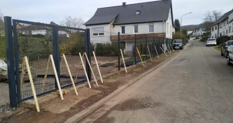 Elektrisches Drehtor mit App-Steuerung und Fernbedienung für automatisierte Zufahrt