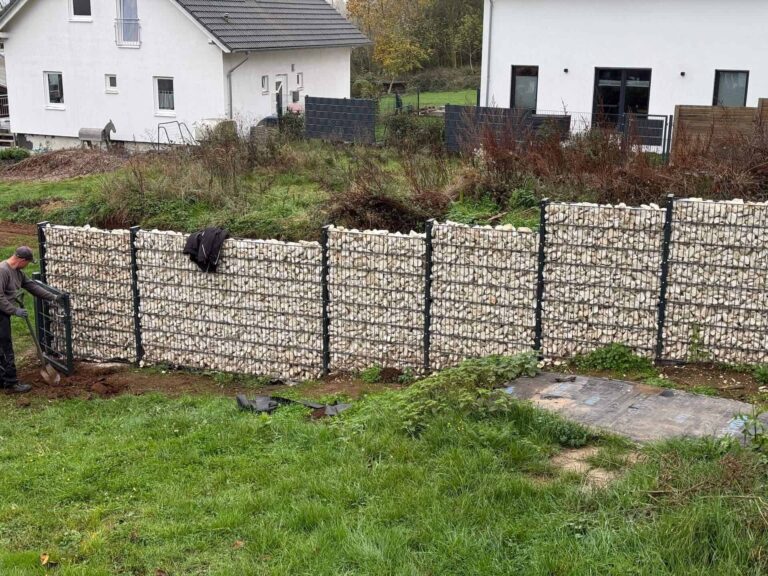 Moderner Gabionenzaun im Garten