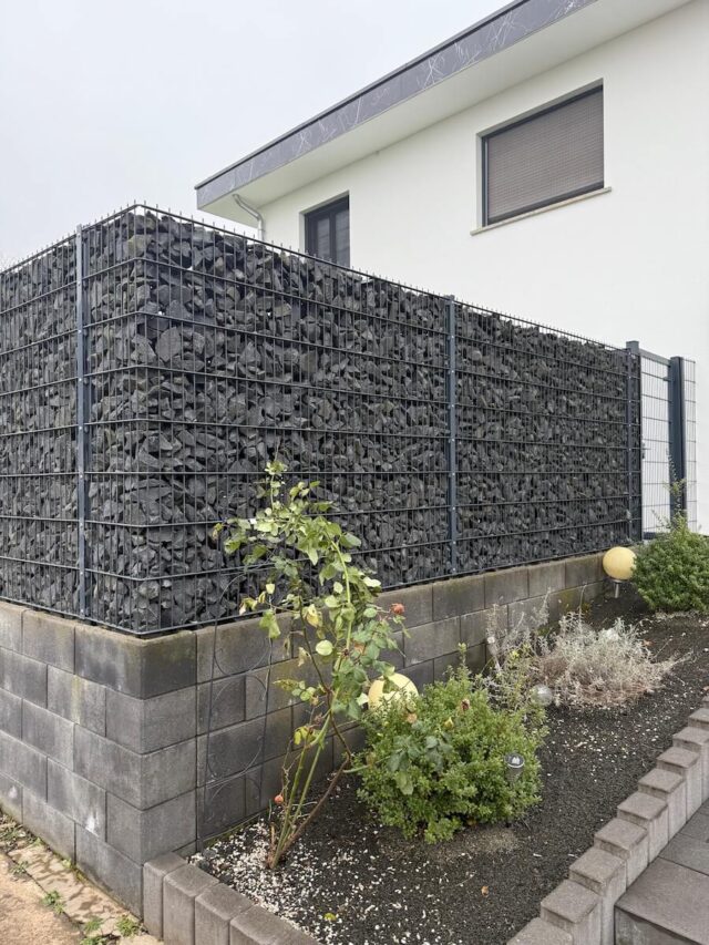 Robuster Gabionenzaun aus Stahlgitter
