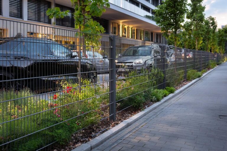 Doppelstabmattenzaun mit Einfahrtstor in Wiesbaden