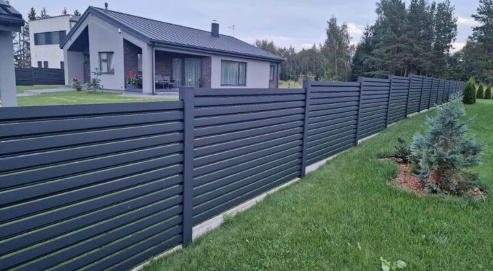 Schwarzer Lamellenzaun als moderner Sichtschutz im privaten Garten