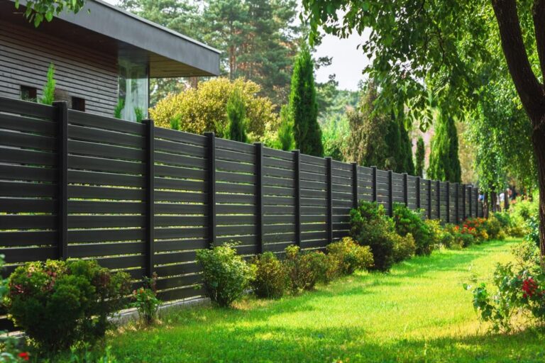 Lamellenzaun als Sichtschutz im Garten eines modernen Hauses in Rödermark