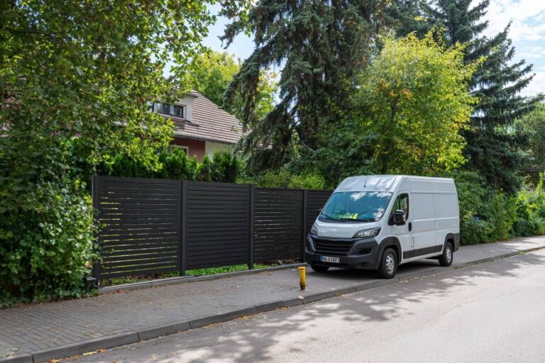 Neuer Zaun in Offenbach nach Montage durch Fachbetrieb