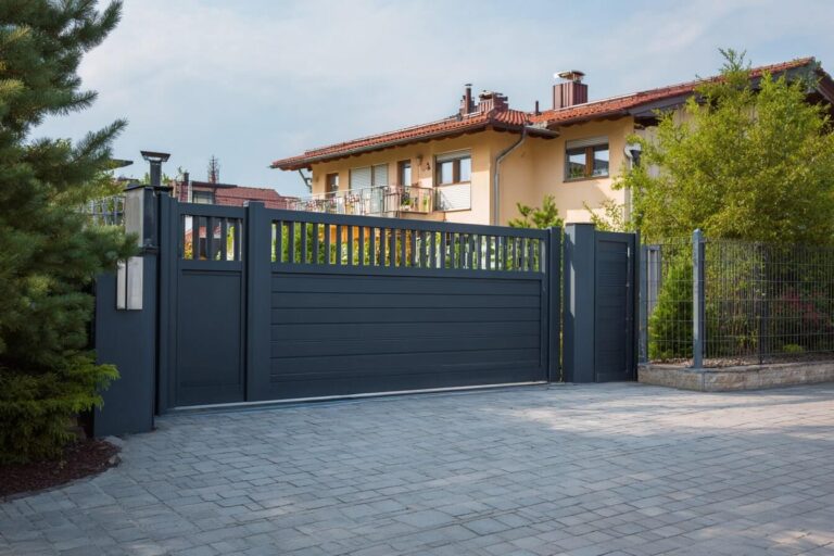 Schiebetor mit Zaunanlage vor einem Einfamilienhaus in Raunheim