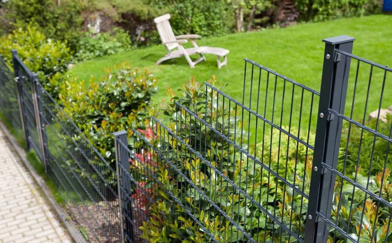 Lamellenzaun im Garten eines Privathaushaltes