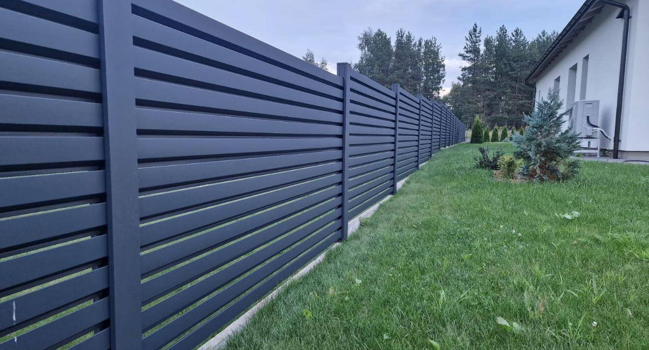 Lamellenzaun im Garten eines Privathaushaltes