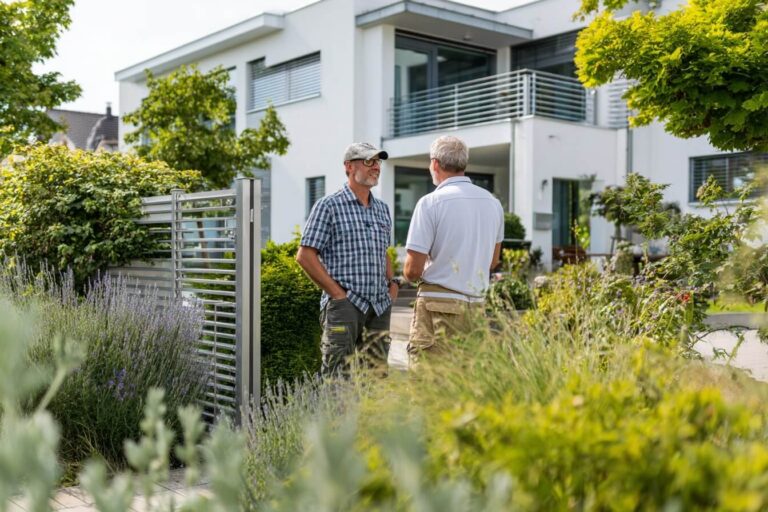 Moderner Gartenzaun in Mainz, Beratungsszene im Hintergrund, Fokus auf Zaun